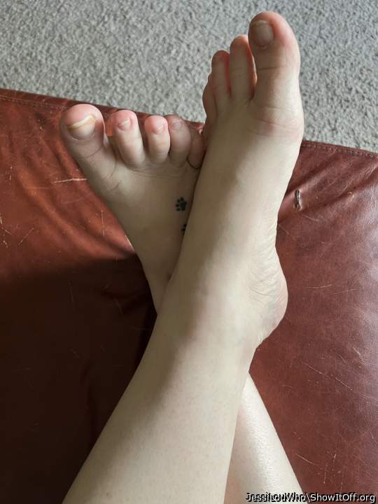 I'm not a foot fetishist, but your feet are still beautiful 