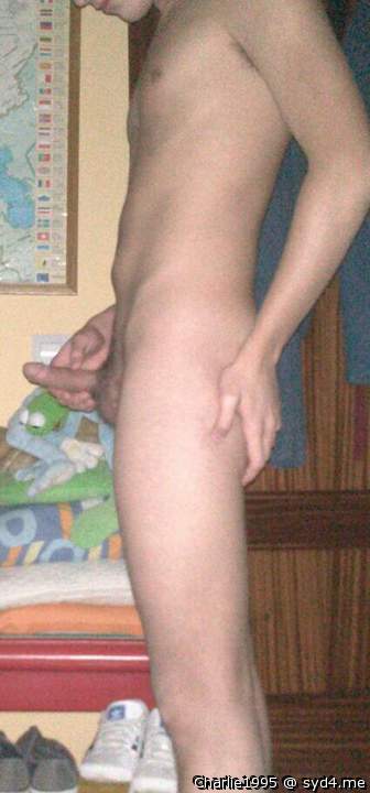 Nice body and would love to give you ahand with that dick  