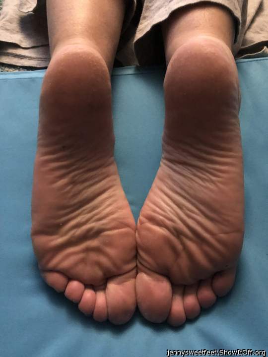 Sexy feet &#128525;  They certainly deserve a nice and long 