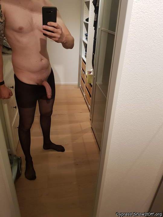 woow, that looks very sexy, makes horny,

 nice legs, love