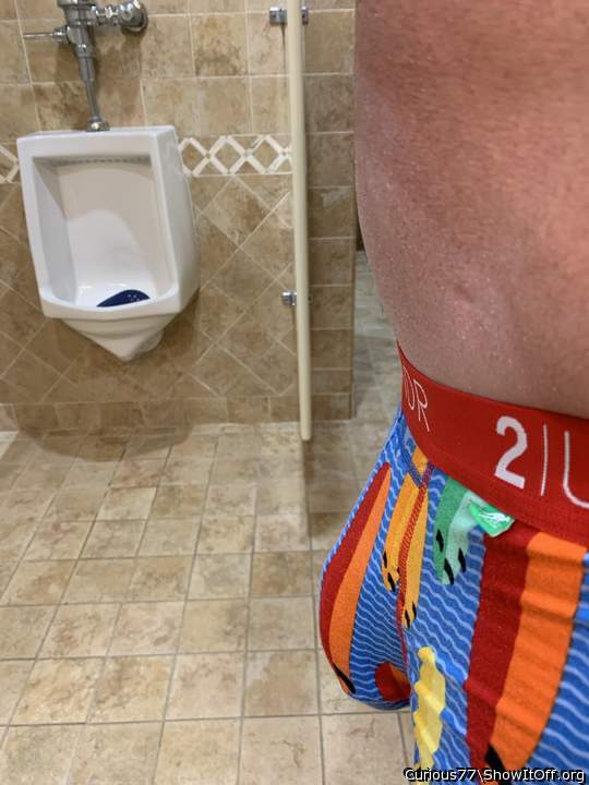 Would love to piss next to you at the urinal and check out e