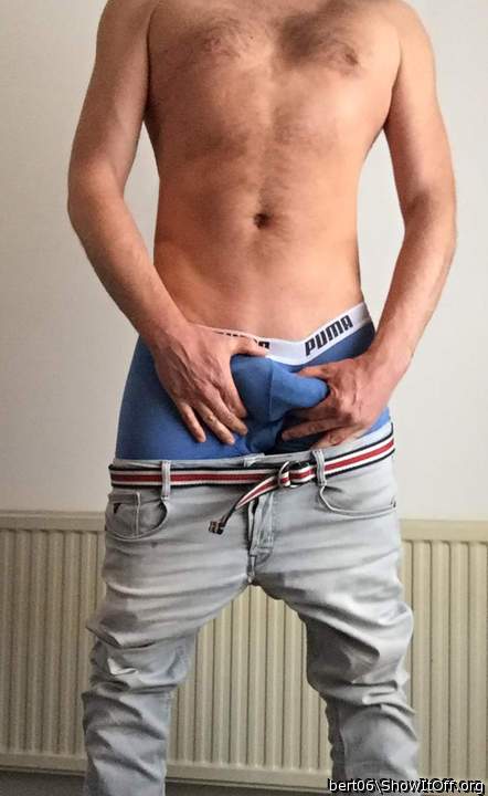 hot bulge, sexy figure, good body, real horny guy !!

    