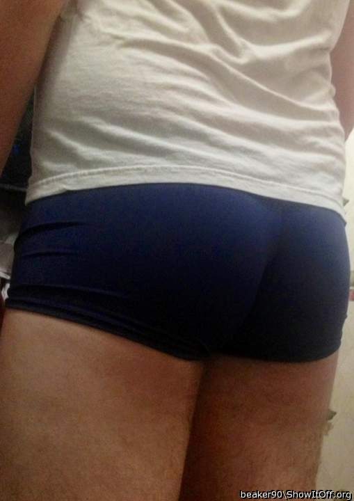 NICE TIGHT SHORTS ACCENTUATED ASS    