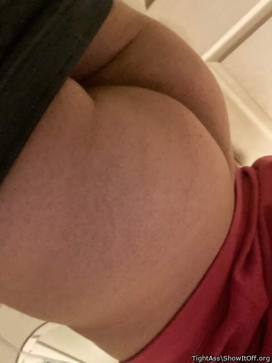 Love showing off my tight ass to stalkers and old men ;)