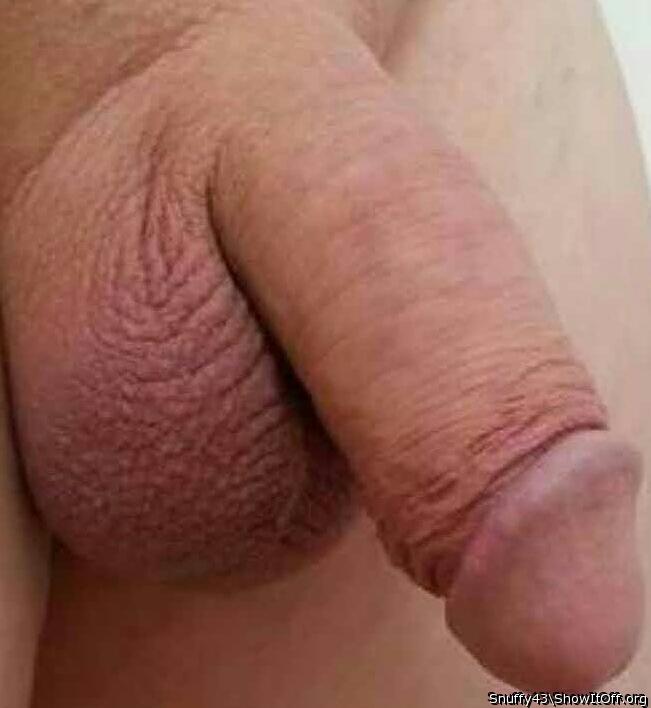 Nice cock , good size and thickness, and it hangs , I am too