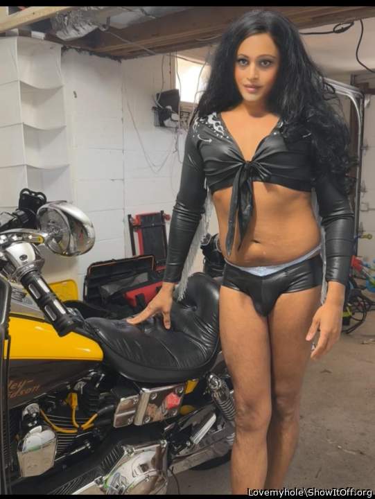 You are one sexy gurl!!! My tongue would be all over your pa