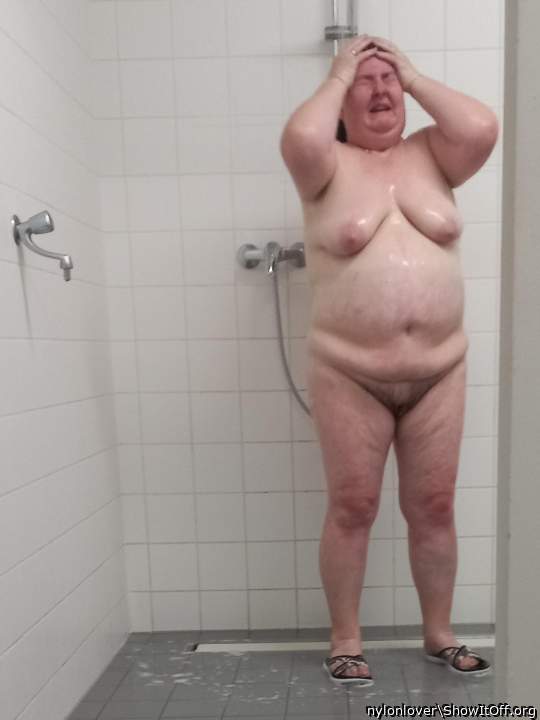 Elisabeth showering