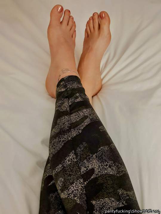 Mmmm, sexy feet makes me so horny..    