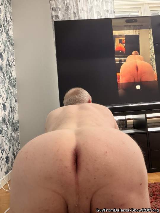 Mmmmm, show me more, sexy man�..  