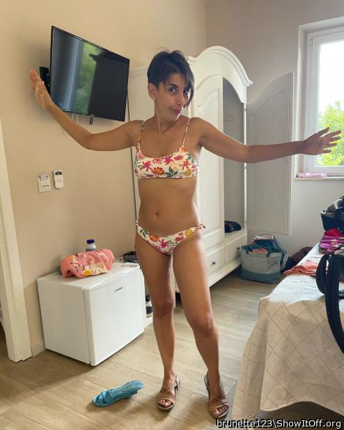 Mmm. Very cute little bikini girl.    