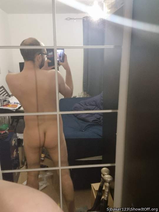 Nice nude bum  