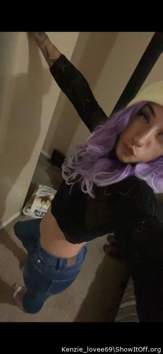 Photo of a middle leg from Kenzie_lovee69