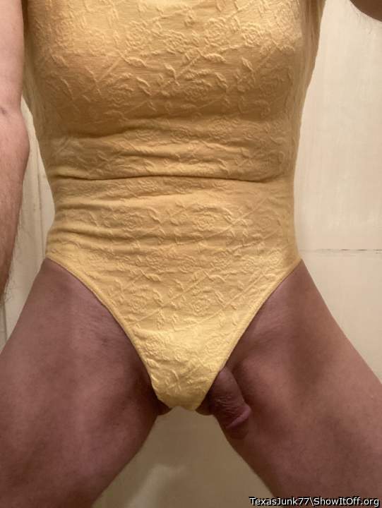 wow, you look so very sexy in this yellow lingerie 