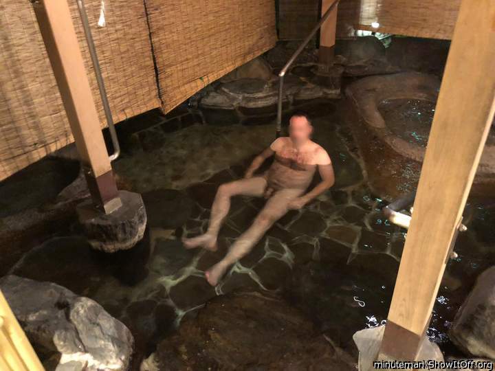 Dicklet relaxes in the Japanese onsen