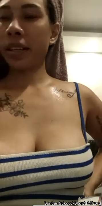 Beautiful Cleavage! 
Mmmmm yummy 🤤 