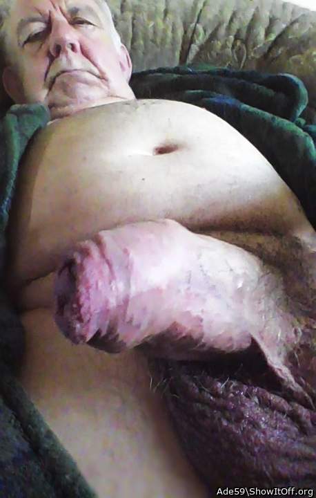 Beautiful thick penis, I love the foreskin.