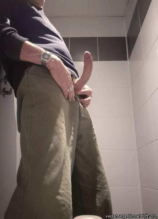 nice curvy penis, looks fantastic  