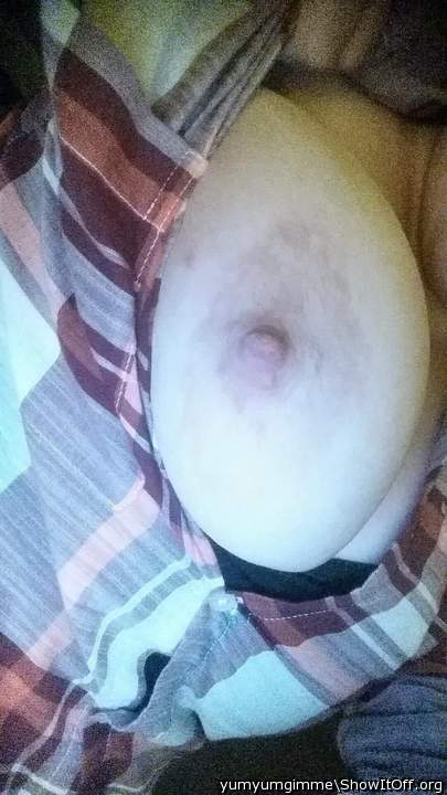 So thic and bumpy  love these nipples and areolas!