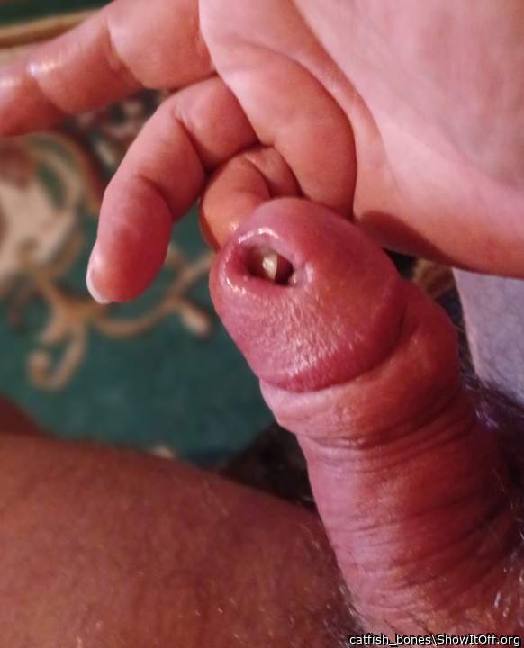 peehole finger