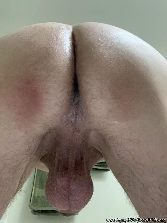 Beautiful ass and nive shot of the balls ! 