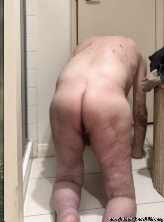naked butt, kneeling
