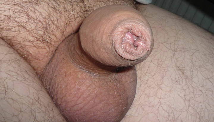 Nice tight foreskin outlining the glans!  Nice piss slit als