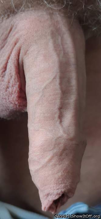 such a beautiful foreskin. would love to dock with him  