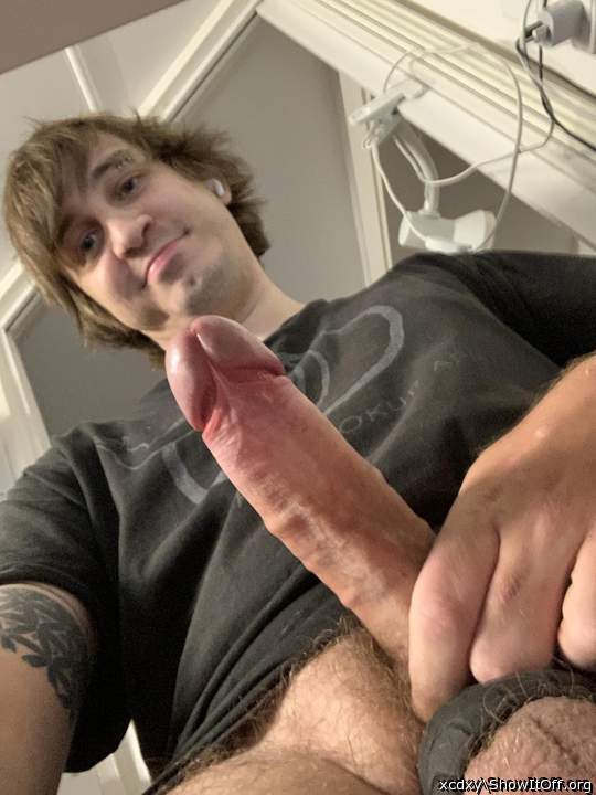 So hot, would love to suck a load out for you 