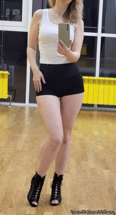 oh wow such a hot sexy body, in that cute outfit, i would lo