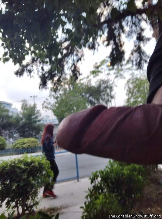 She play with her smartphone and I play with my flagpole!