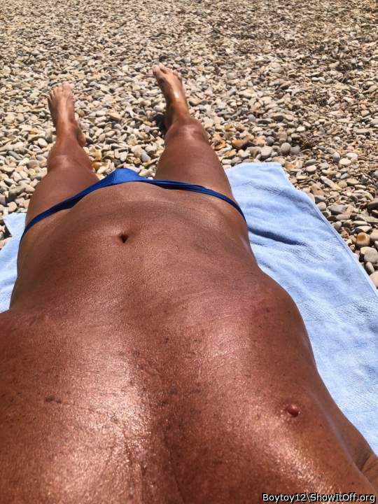 I love your tan body.  So sexy and I would love to rub oil a