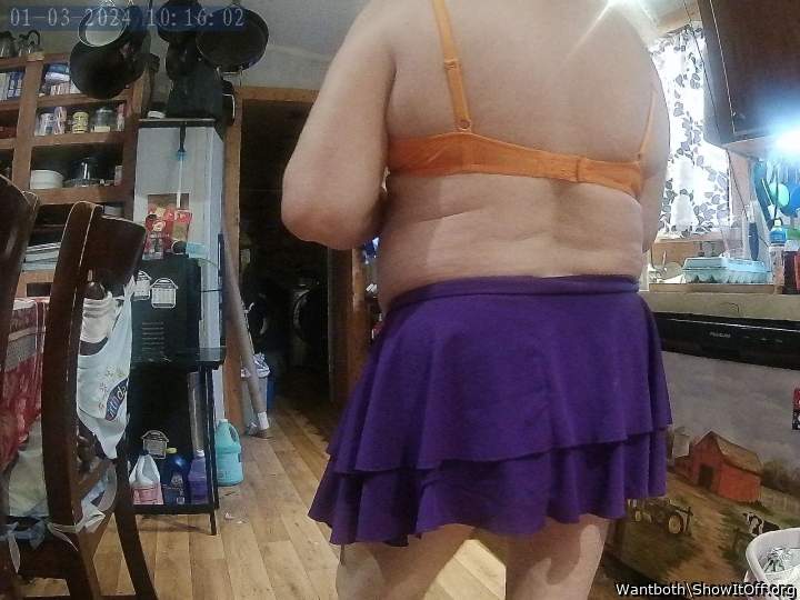 Love the color of your little skirt 