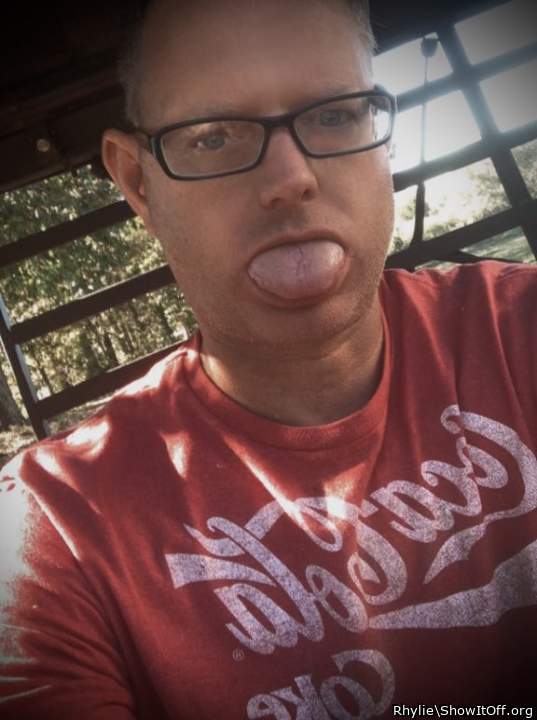 Hold that tongue im ready to cum!
  