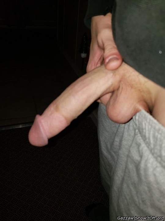 That's a gorgeous cock I could enjoy for days   
