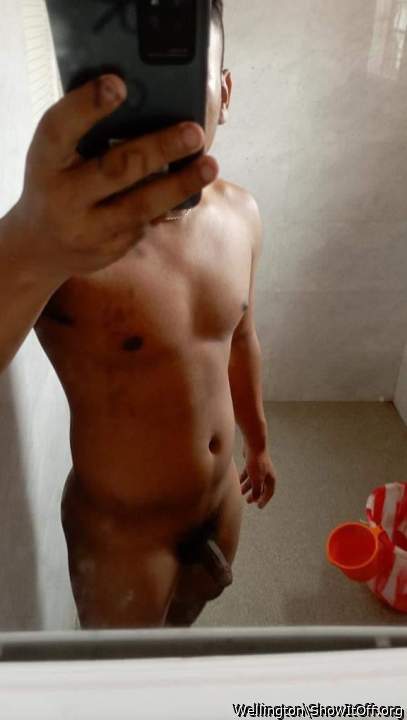 SWEET and sexy male body - makes me want to beat off to him