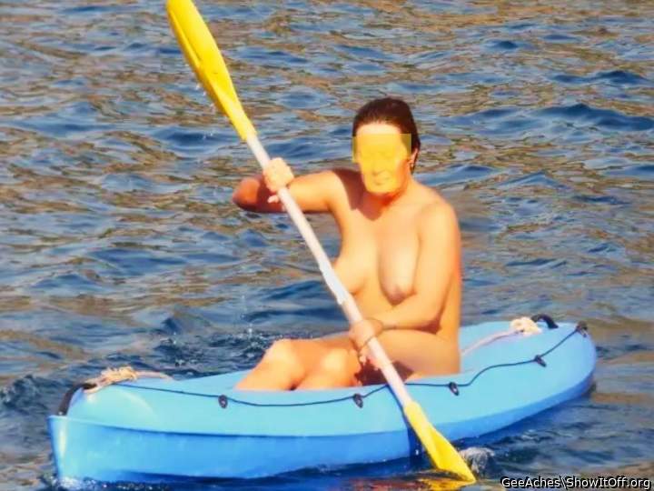 Showiing off those titties!